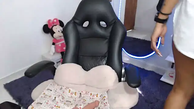 Snapshot of Honey-420- chatting on May 2026 02:23:01 PM Honey-420- online show from May 2026 02:23:01 PM