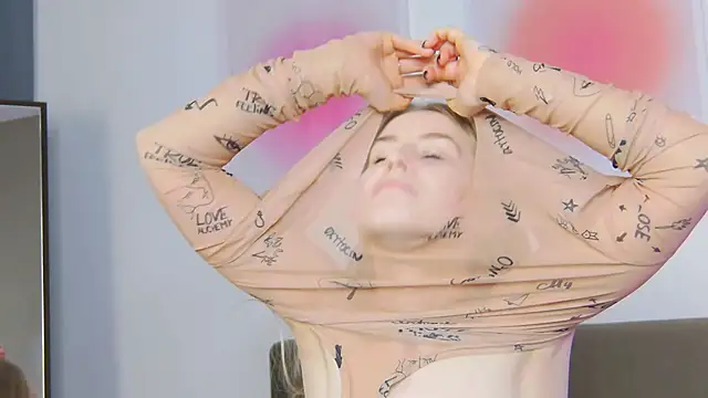 Snapshot of VioletiSwone chatting on November 2025 06:34:01 AM VioletiSwone online show from November 2025 06:34:01 AM