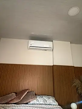 Lianh Benett online show from October 2025 04:44:02 AM