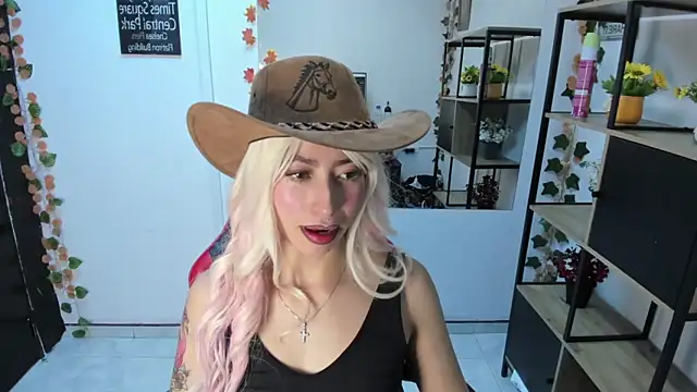 LilithCooperr  online show from November 2025 10:32:01 PM