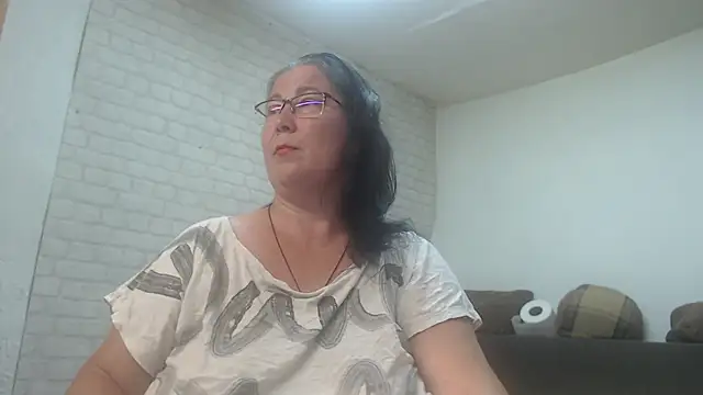 Snapshot of EmmaSquirt chatting on June 2026 05:45:02 AM EmmaSquirt online show from June 2026 05:45:02 AM