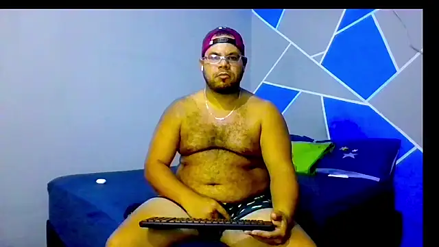 Snapshot of Evert_hairyboy chatting on December 2025 05:18:02 PM Evert hairyboy online show from December 2025 05:18:02 PM