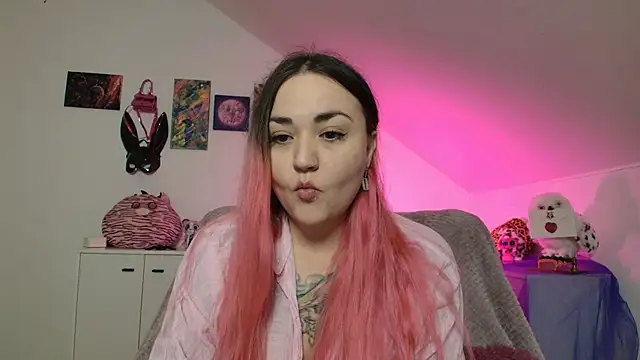 Snapshot of PinkHurricaneOfficial chatting on January 2026 11:31:02 PM PinkHurricaneOfficial online show from January 2026 11:31:02 PM