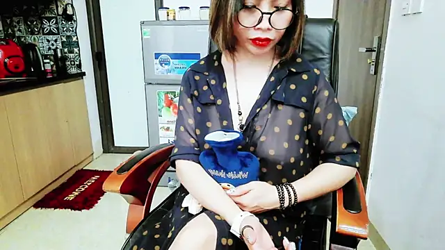 Miu-Le online show from November 2025 07:02:02 PM