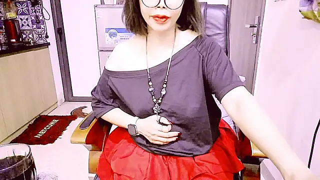 Snapshot of Miu-Le chatting on April 2026 06:42:02 PM Miu-Le online show from April 2026 06:42:02 PM