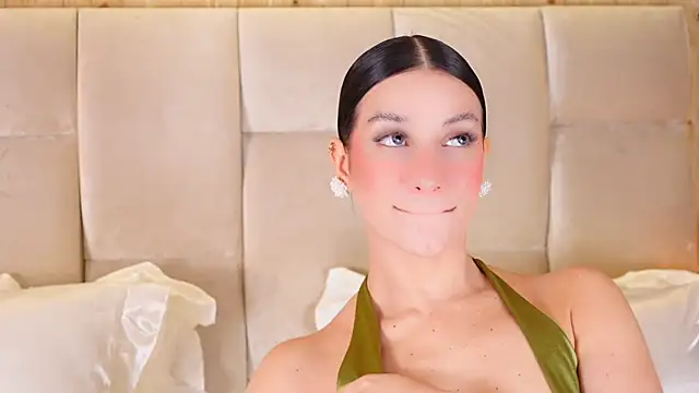 KiraKayleigh1 online show from December 2025 01:00:01 AM