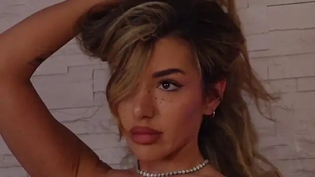 Snapshot of ClaraHazel chatting on February 2026 04:33:02 AM ClaraHazel online show from February 2026 04:33:02 AM