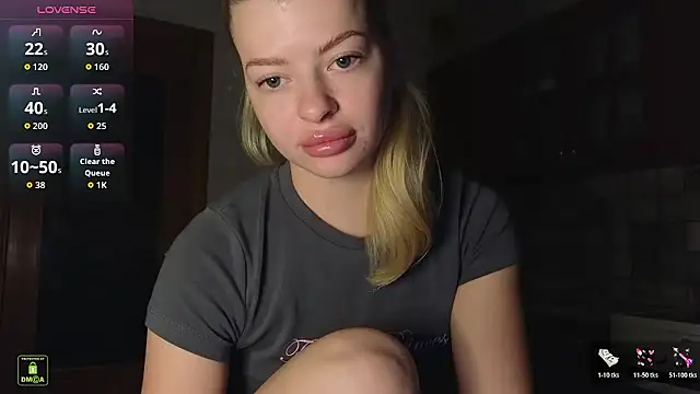 Snapshot of RinaBlondie chatting on January 2026 06:17:01 AM RinaBlondie online show from January 2026 06:17:01 AM