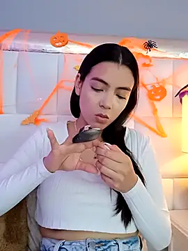 Julie Bennet online show from October 2025 04:00:01 AM