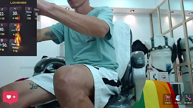 Snapshot of andy_dwels777 chatting on February 2025 10:28:02 PM andy dwels777 online show from February 2025 10:28:02 PM