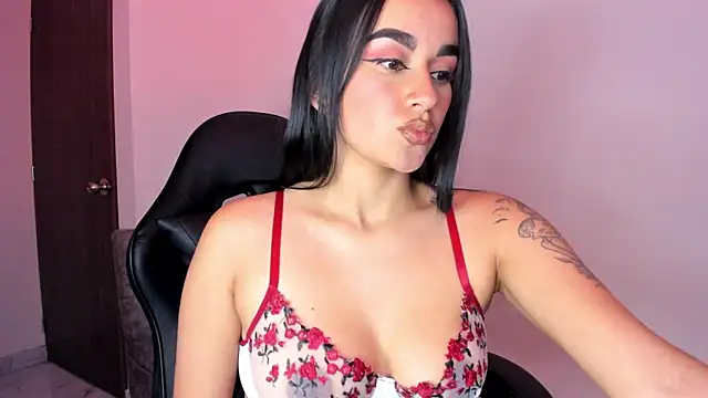 Snapshot of Julieth_Stoone chatting on December 2024 01:53:01 AM Julieth Stoone online show from December 2024 01:53:01 AM
