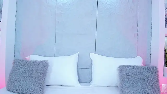 MiaCollson online show from December 2025 05:19:01 PM