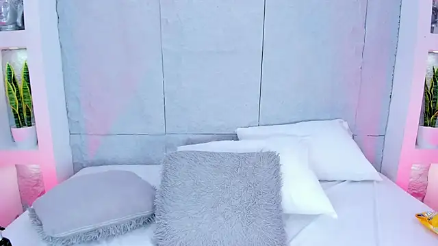 MiaCollson online show from December 2025 08:04:02 PM