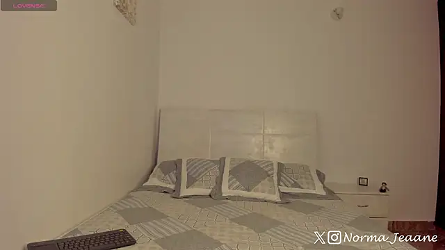 Norma-Jeaane online show from January 2026 09:22:01 PM