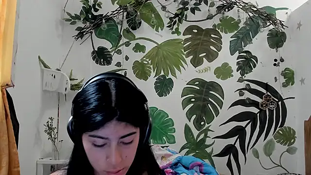 chaymae nah  online show from October 2025 03:01:01 PM