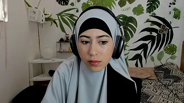 chaymae nah  online show from October 2025 02:51:02 PM