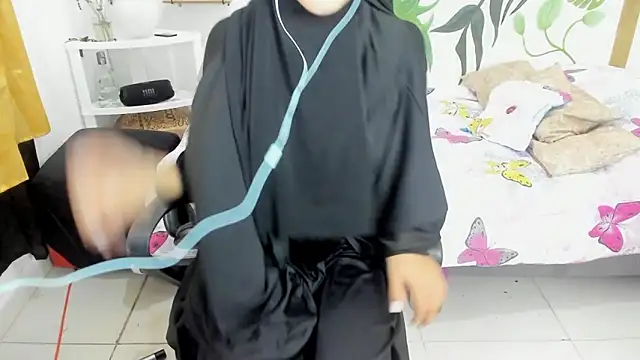 chaymae nah  online show from October 2025 08:44:01 PM
