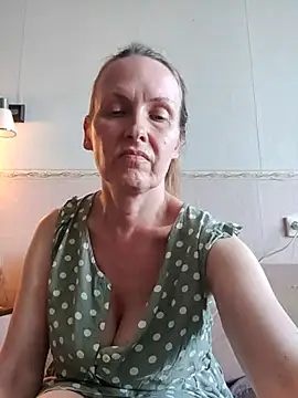 Snapshot of Evelina_cute chatting on September 2025 02:39:02 PM Evelina cute online show from September 2025 02:39:02 PM