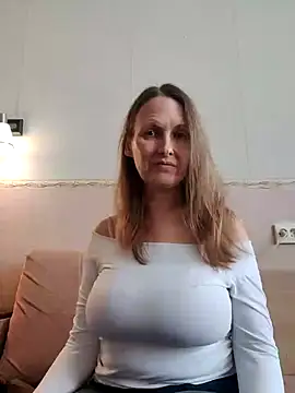 Snapshot of Evelina_cute chatting on February 2025 10:27:02 AM Evelina cute online show from February 2025 10:27:02 AM