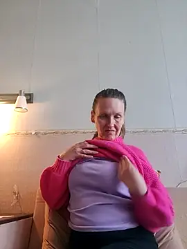 Snapshot of Evelina_cute chatting on October 2025 12:26:02 PM Evelina cute online show from October 2025 12:26:02 PM