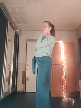 Evelina cute online show from November 2025 04:00:01 PM