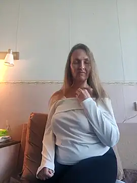 Snapshot of Evelina_cute chatting on September 2025 12:01:01 PM Evelina cute online show from September 2025 12:01:01 PM