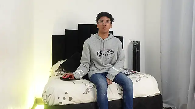 harrytwink18 online show from January 2025 01:49:02 PM