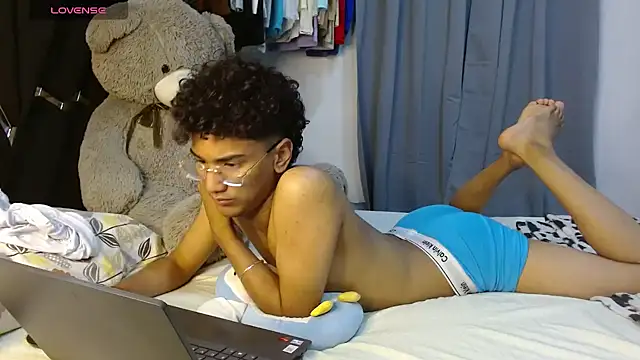 harrytwink18 online show from April 2026 06:57:01 PM