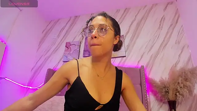 Snapshot of Hanna_Corne chatting on December 2024 11:45:02 AM Hanna Corne online show from December 2024 11:45:02 AM