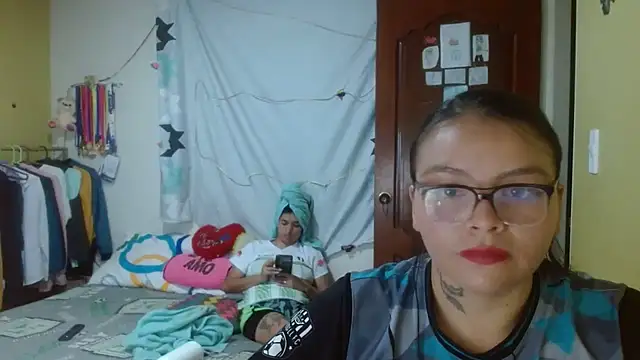 Snapshot of clayre_and_jill chatting on November 2025 04:27:02 AM clayre and jill online show from November 2025 04:27:02 AM