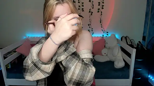 Emily Gin online show from October 2025 02:45:01 AM