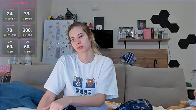 Girl alone home online show from December 2025 03:03:01 PM