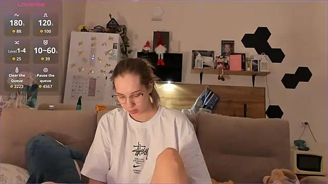 Girl alone home online show from January 2026 01:23:02 AM