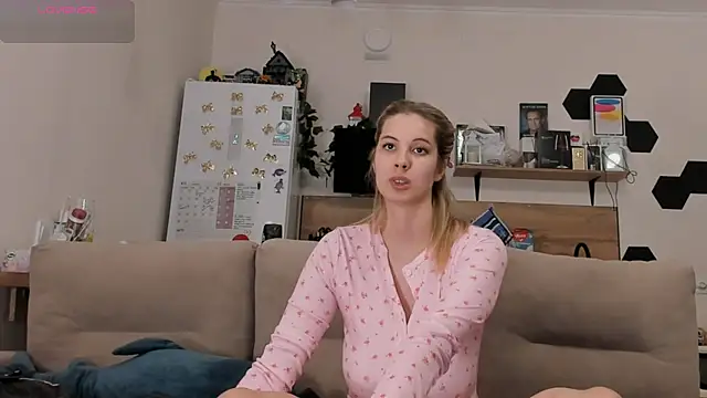 Snapshot of Girl_alone_home chatting on June 2026 04:13:01 PM Girl alone home online show from June 2026 04:13:01 PM