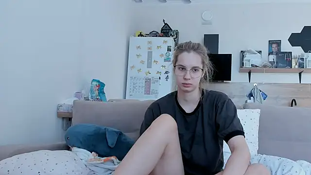 Snapshot of Girl_alone_home chatting on May 2026 02:33:02 AM Girl alone home online show from May 2026 02:33:02 AM