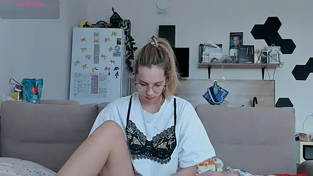 Snapshot of Girl_alone_home chatting on May 2026 03:47:02 AM Girl alone home online show from May 2026 03:47:02 AM