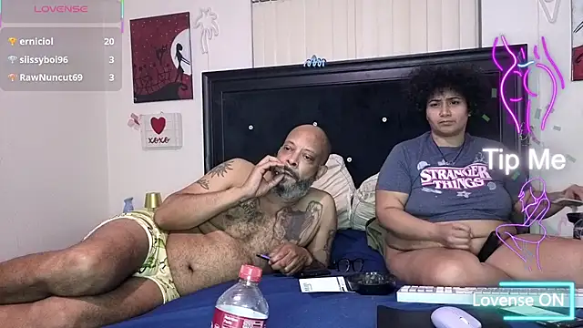 Snapshot of MrAndMrsCrook chatting on January 2026 02:40:01 AM MrAndMrsCrook online show from January 2026 02:40:01 AM