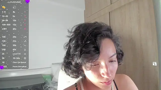laura-hills18 online show from October 2025 02:26:01 AM