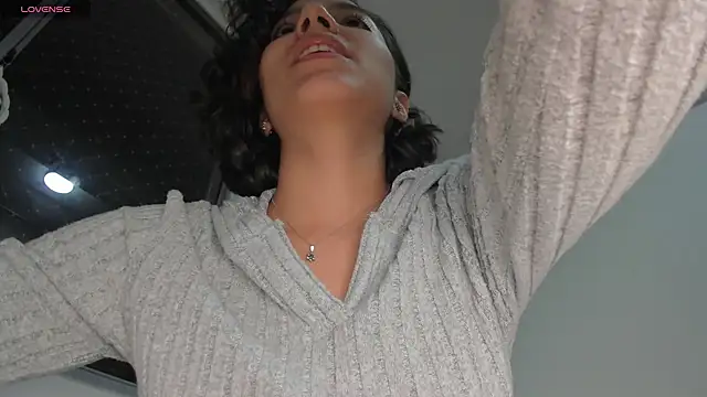 laura-hills18 online show from October 2025 12:16:02 AM