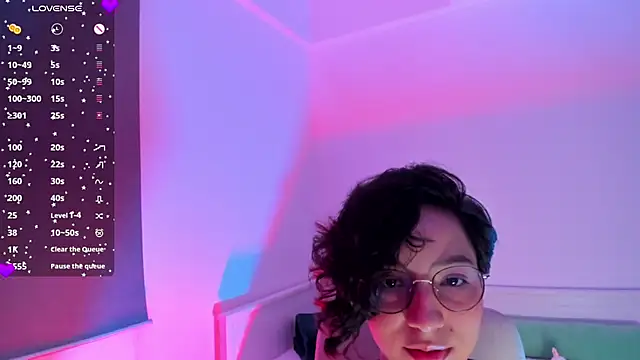 laura-hills18 online show from November 2025 11:05:01 PM