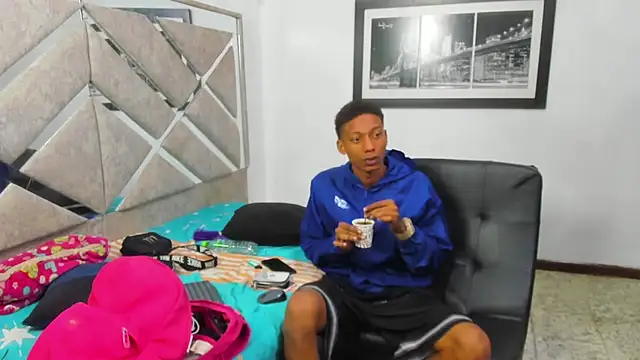 Snapshot of EvaxEmma chatting on February 2026 01:00:01 PM EvaxEmma online show from February 2026 01:00:01 PM