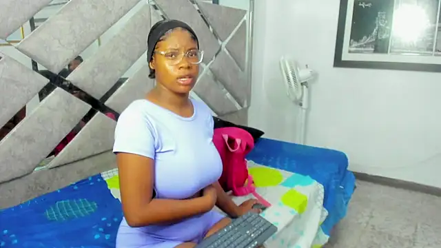 Snapshot of EvaxEmma chatting on January 2026 12:31:02 PM EvaxEmma online show from January 2026 12:31:02 PM