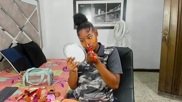 Snapshot of EvaxEmma chatting on April 2026 01:41:01 PM EvaxEmma online show from April 2026 01:41:01 PM