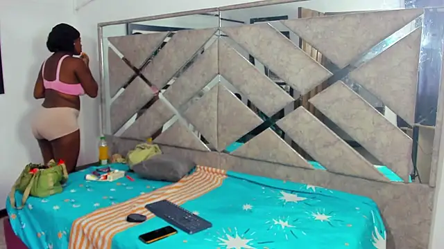 EvaxEmma online show from November 2025 01:05:02 PM