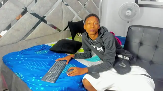 Snapshot of EvaxEmma chatting on January 2026 01:25:02 PM EvaxEmma online show from January 2026 01:25:02 PM