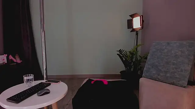 Snapshot of LynnSam_ chatting on February 2025 12:30:01 AM LynnSam online show from February 2025 12:30:01 AM