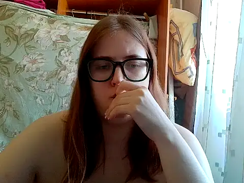 Snapshot of DesireMelissa chatting on June 2026 06:18:02 AM DesireMelissa online show from June 2026 06:18:02 AM