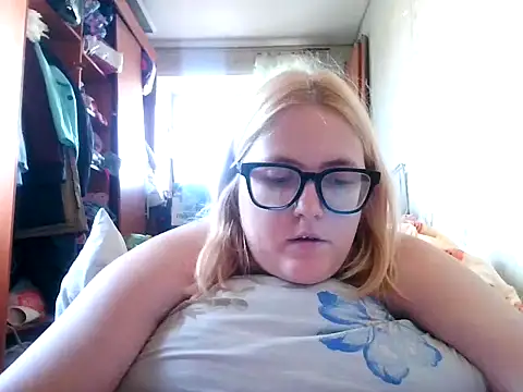 Snapshot of DesireMelissa chatting on October 2025 07:43:02 AM DesireMelissa online show from October 2025 07:43:02 AM