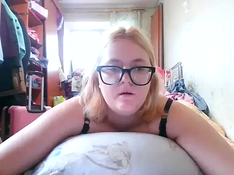 Snapshot of DesireMelissa chatting on October 2025 07:42:01 AM DesireMelissa online show from October 2025 07:42:01 AM