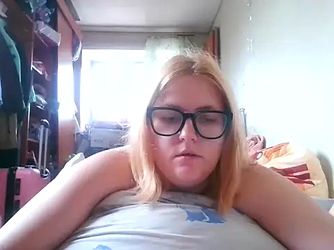 Snapshot of DesireMelissa chatting on October 2025 08:05:02 AM DesireMelissa online show from October 2025 08:05:02 AM